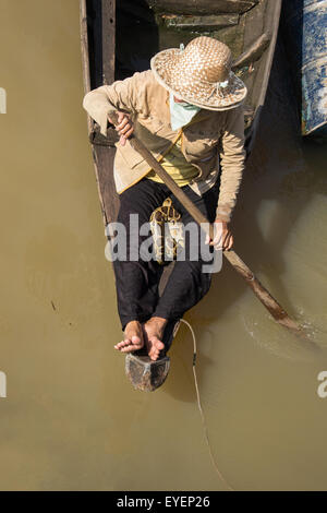 Kambodschanerinnen mit Python-Schlange auf Boot in Kambodscha in der Nähe von Siem reap Stockfoto