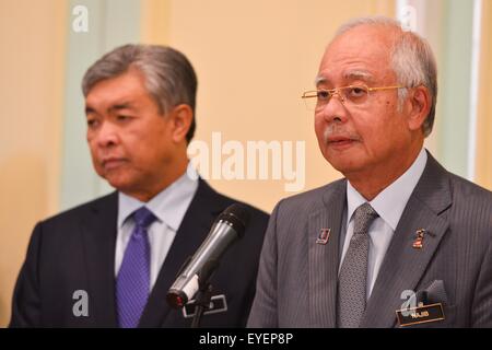 Putrajaya, Malaysia. 28. Juli 2015. Malaysian Prime Minister Najib Razak (R) und neu ernannten stellvertretenden Premierminister Ahmad Zahid Hamidi besuchen eine Pressekonferenz in Putrajaya, Malaysia, 28. Juli 2015. Malaysische Premierminister Najib Razak kündigte Kabinett Umbildung am Dienstag. Bildnachweis: Chong Voon Chung/Xinhua/Alamy Live-Nachrichten Stockfoto