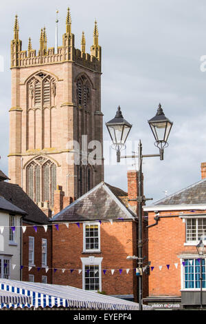 Der Turm der St. Laurence Kirche über Ludlow Markt, Ludlow, Shropshire, England, UK Stockfoto