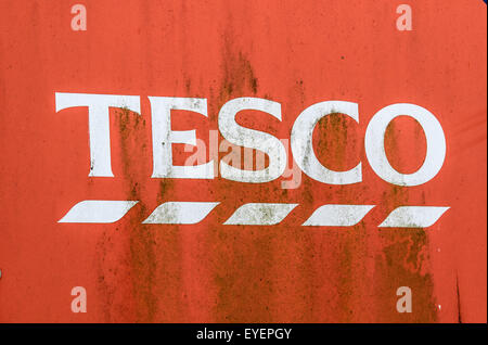 Schmutzige Tesco Supermarkt Schild, England, UK Stockfoto