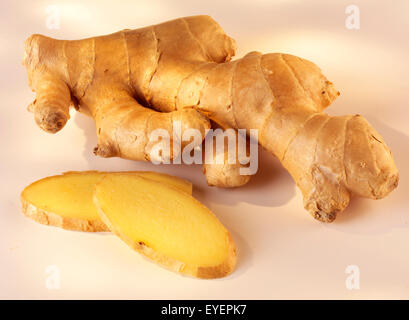 GANZE UND GESCHNITTENE INGWER Stockfoto