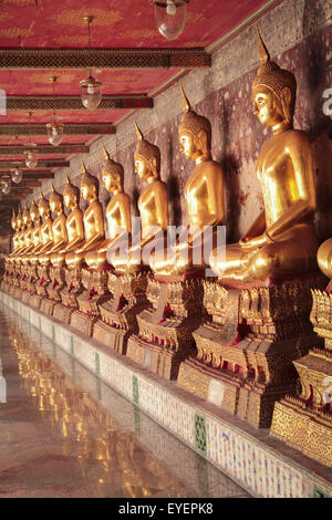 goldenen Buddha-Statuen in einer Reihe, buddhistische Tempel Bangkok Thailand Stockfoto