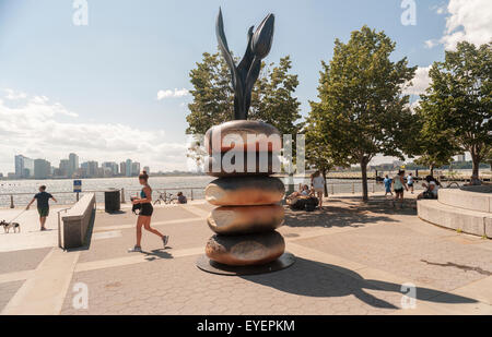 Zu sehen im Hudson River Park in Greenwich Village in New York auf Mittwoch, 22. Juli 2015 ist "Alles" von der Künstlerin Hanna Liden. Styrol und Polyurethan-Bagel-Skulpturen sind in Wittenberg Dreieck und Hudson River Park zu sehen. Die schwedische Künstlerin Bagels nach ihrem Umzug nach New York im Jahr 1998 entdeckt und betrachtet sie als ein "Symbol des städtischen Lebens". Die Kunst ist zu sehen bis 24 Aug. bis Okt. 20 sein.  (© Richard B. Levine) Stockfoto