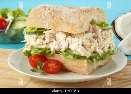 MAYO CIABATTA SANDWICH MIT HUHN Stockfoto