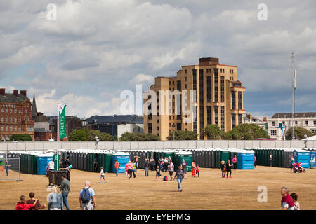 Reihen von Mobiltoiletten auf Southsea Common für eine Menge Veranstaltung Stockfoto