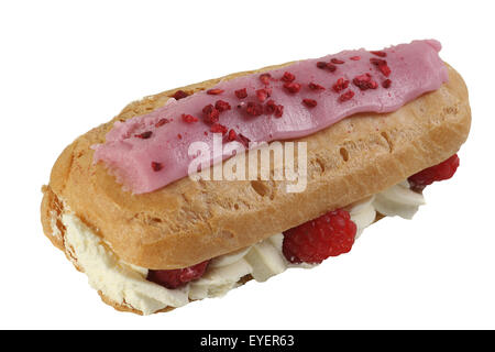 frische Sahne Himbeer Eclair auf weißem Hintergrund Stockfoto