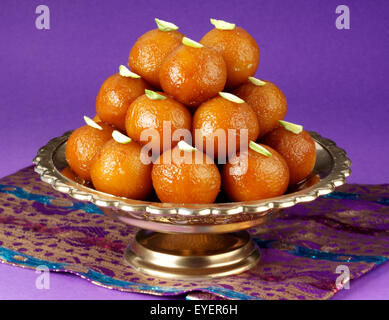 INDISCHE GULAB JAMUN SÜßE NACHSPEISE Stockfoto