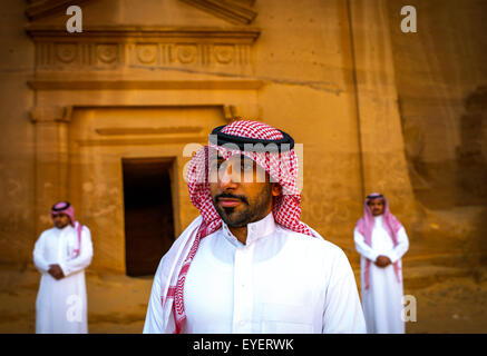 Saudische Männer stehen in der vorislamischen archäologischen Stätte; Madain Saleh, Saudi-Arabien Stockfoto