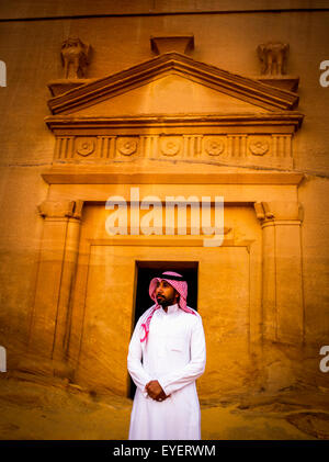 Saudi Mann stehend auf vorislamische archäologische Stätte; Madain Saleh, Saudi-Arabien Stockfoto