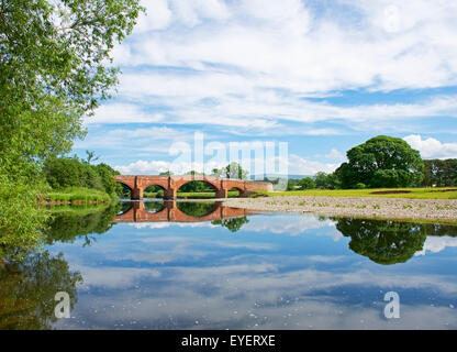 Die Eden-Brücke über den Fluss Eden, in der Nähe von Lazonby, Eden Valley, Cumbria, England UK Stockfoto