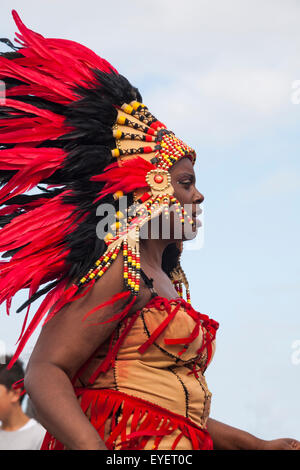 Swanage Karnevalsumzug im Juli mit dem Thema der Superhelden - Tänzerin in Indianer Kostüm Stockfoto