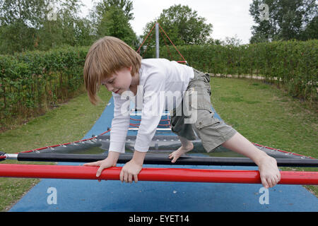 Junge auf einem Spielplatz Stockfoto