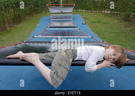 Junge auf einem Spielplatz Stockfoto