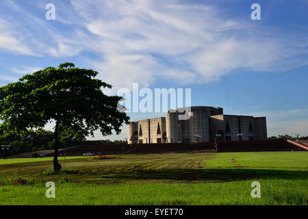 Dhaka, Bangladesch. 28. Juli 2015. Das nationale Parlamentsgebäude von Bangladesch. Dieses prächtige Gebäude gilt als eines der schönsten Beispiele der modernen Architektur. Am 28. Juli 2015 ist das nationale Parlamentsgebäude von Bangladesch in einem prächtigen Gebäude, das als eines der schönsten Beispiele der modernen Architektur untergebracht. Entworfen von Louis I Kahn in den 80er Jahren, befindet sich das Gebäude in Sher-e-Bangla Nagar in Dhaka. Bildnachweis: Mamunur Rashid/Alamy Live-Nachrichten Stockfoto