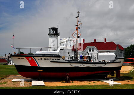 Chatham, Massachusetts: U. S. Coast Guard Cutter #44301 und der Chatham Leuchtturm * Stockfoto