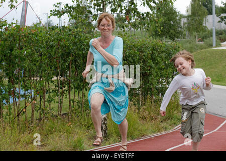 Mutter und Sohn, ein Rennen Stockfoto