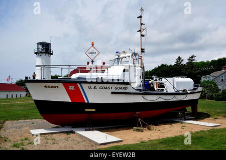 Chatham, Massachusetts: U. S. Coast Guard Cutter #44301 und Chatham Leuchtturm Stockfoto