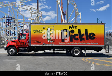 Herr Pickle LKW liefern Gewürze in Coney Island, Brooklyn, New York Stockfoto