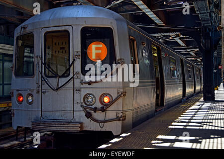 Die F erhöhte u-Bahn Haltestelle West 8th Street in Coney Island, Brooklyn, New York Stockfoto