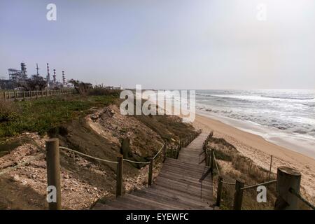 Praia Aterro Strand eine sehr umfangreiche Sand von über 1,1 Km offenbart, befindet sich gegenüber der Raffinerie-Industrie-Komplex der Matosinhos.Rocks vor der Küste verstreut kann dazu führen, dass einige Meer Agitation, zieht viele Surf-Fans. Im Süden liegt die Ribeira da Boa Nova1 in der Nähe einer Felsformation. Der Zugriff ist über die Avenida da Liberdade gewährt. Stockfoto