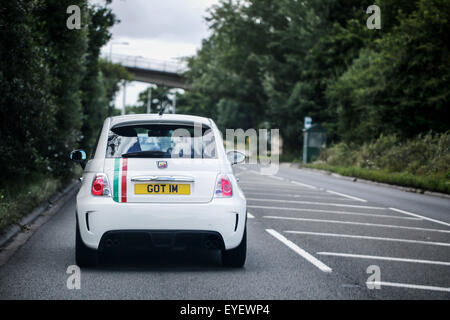 Einen weißen fiat Abart Auto mit einem unverwechselbaren persönlichen Kennzeichens, 1M, an einer Hauptstraße in Großbritannien eine Straße gefahren wird Stockfoto