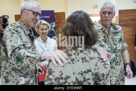 Barnako, Mali. 28. Juli 2015. Bamako, Mali. 28. Juli 2015. Einen deutschen Soldat in Bamako, Mali, Förderung Deutsch Verteidigungsministerin Ursula von der Leyen (3-L), Leutnant General Markus Kneip (2 L) und Brigadier General Franz Xaver Pfrengle (R), neuer Kommandant der Mission der Europäischen Ausbildung in Mali (EUTM Mali), 28. Juli 2015. Der deutsche Minister werden Treffen mit hochrangigen Politikern und Militärs, bis zum Abend vom 28. Juli in der westafrikanischen Republik Mali. Bildnachweis: Dpa picture Alliance/Alamy Live News Stockfoto