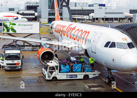 EasyJet Flugzeug geladen mit Gepäck bei Gatwick Flughafen, London, England, UK Stockfoto