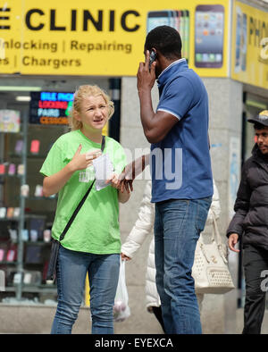 Ein Charity-Chugger stoppen einen Fußgänger auf der Straße in Southampton Stockfoto