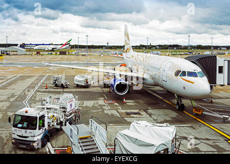 British Airways Flugzeug geladen, entladen und geprüft durch die Flughafen-Mitarbeiter am Flughafen Gatwick, London, UK Stockfoto