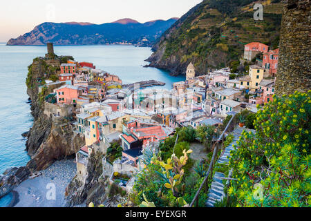 Vernazza, Nationalpark Cinque Terre, Ligurien, Italien, Europa. Malerische Aussicht auf das Meer bei Sonnenaufgang. Stockfoto