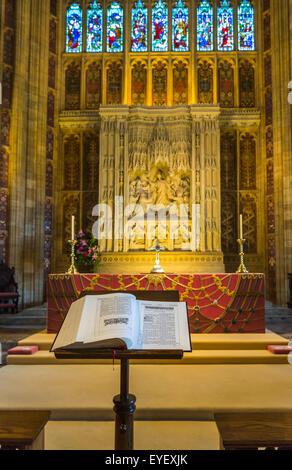 Die Heilige Schrift auf ein Rednerpult öffnen, um das Buch der Offenbarung vor dem Altar in Sherborne Abbey, Sherborne, Dorset, Großbritannien Stockfoto