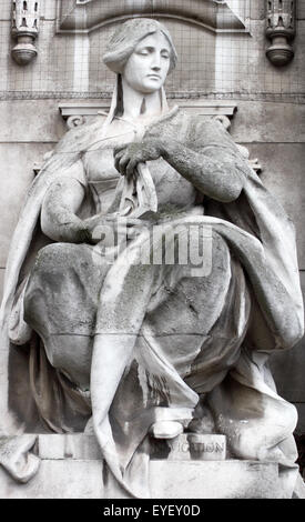 Skulpturale Figur symbolisiert Navigation durch Sir Thomas Brock, Admiralty Arch, London, England, UK. Stockfoto