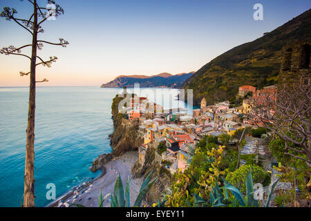 Vernazza, Nationalpark Cinque Terre, Ligurien, Italien, Europa. Malerische Aussicht auf das Meer bei Sonnenaufgang. Stockfoto