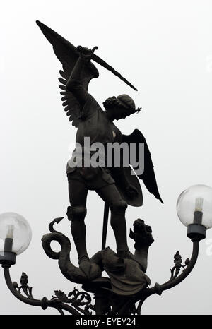 Statue in der Silhouette des Erzengels Michael erschlagen Satan als ein Drache, St. Michael Brücke (Sint-Michielsbrug), Gent, Belgien. Stockfoto