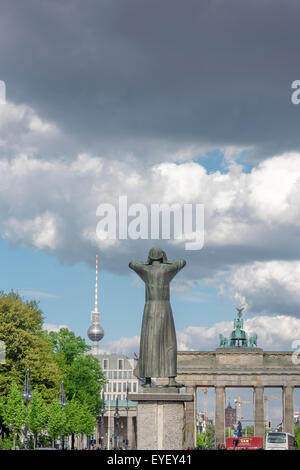 Berlins Ruf-Statue, Rückansicht der Statue in Berlin, bekannt als „der Krier“ (oder der Ruf) in der Straße des 17. Juni, Berlin, Deutschland. Stockfoto