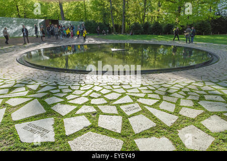 Gipsy Holocaust Memorial, Blick auf das reflektierende Becken im Gipsy Holocaust Memorial im Tiergarten, Berlin Stockfoto