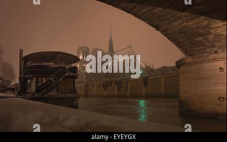 Paris unter dem Schnee vor der Kathedrale Notre-Dame unter der Brücke des Erzbistums 18.01.2013 - Sylvain Leser Stockfoto