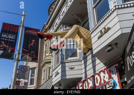 Aufblasbare Beine, die aus einem Fenster über einem Geschäft an der Haight Street im Bezirk Haight Ashbury von San Francisco, Kalifornien, hingen Stockfoto