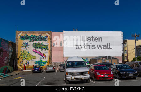 Eine Plakatwand mit dem Slogan „Listen to This Wall“ auf einem Parkplatz im Haight Ashbury District von San Francisco, Kalifornien Stockfoto