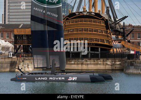 Sir Ben Ainslie AC45 vereiteln Katamaran neben Admiral Lord Nelsons Flaggschiff, der HMS Victory im Historic Dockyard liegt ich Stockfoto