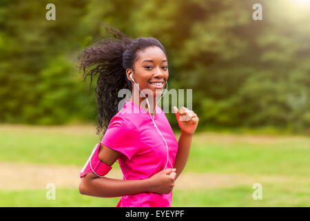 Afroamerikanische Frau Läufer Joggen im Freien - Fitness, Menschen und einen gesunden Lebensstil Stockfoto