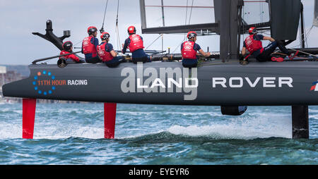 Sir Ben Ainslie (zweiter von links) an der Spitze der seine AC45 Katamaran Land Rover BAR in Portsmouth zu Beginn der HV-Folierung Stockfoto