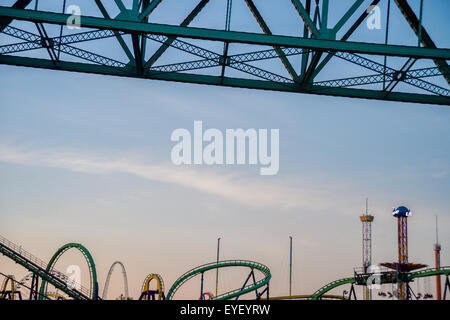 Hintergrundbeleuchtung Bild von Montreal fährt im La Ronde Vergnügungspark mit Jacques Cartier Brücke. Stockfoto