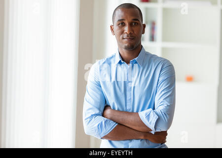 Porträt eines jungen afrikanischen amerikanischen Business - Menschen mit schwarzer Hautfarbe Stockfoto