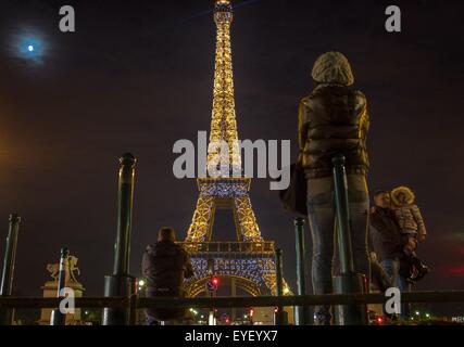 Am Fuße des Eiffelturms in Paris Fallfarbe 24.11.2012 - Sylvain Leser Stockfoto