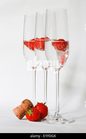 Drei Gläser Champagner Cocktails vor einem weißen Hintergrund Stockfoto