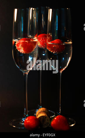 Drei Gläser Champagner Cocktails vor schwarzem Hintergrund Stockfoto
