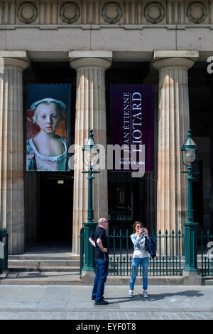 Touristen fotografieren vor dem Gebäude der Royal Scottish Academy mit einem Banner für die Jean-Etienne Liotard-Ausstellung im Jahr 2015. Stockfoto