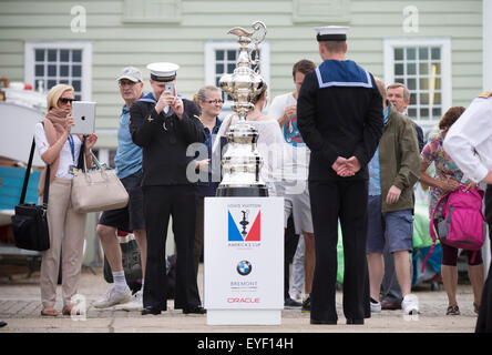 Royal Navy Matrosen fotografieren mit älteste Sporttrophäe der Welt, den America Cup, in Portsmouth Historic Dockyard o Stockfoto