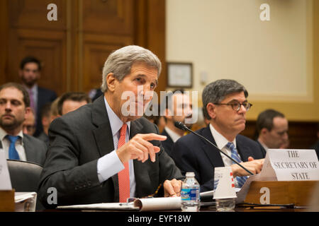 Washington, DC, USA. 28. Juli 2015. Secretary Of State John Kerry zusammen mit Ernest Montz, Sec für Energie und Jacob Lew, Sec des Finanzministeriums, Zeugen im Haus Foreign Relations Committee über die jüngste Iran/US/EU-Vereinbarung. Bildnachweis: Patsy Lynch/Alamy Live-Nachrichten Stockfoto